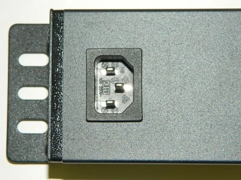 Блок розеток 19", 12 розеток IEC C13, без шнура, гнездо IEC C14 на задней панели, высота 1.5U, 16А, с выключателем, чёрный